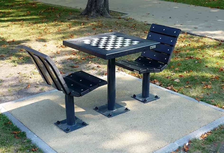 Image média: Table d'échec le long du canal