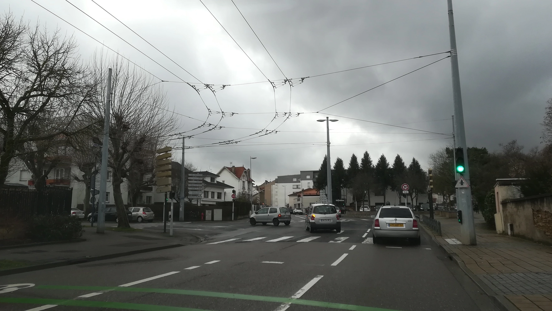 Image média: Enlever les anciens câbles du trolley-bus devenus inutiles