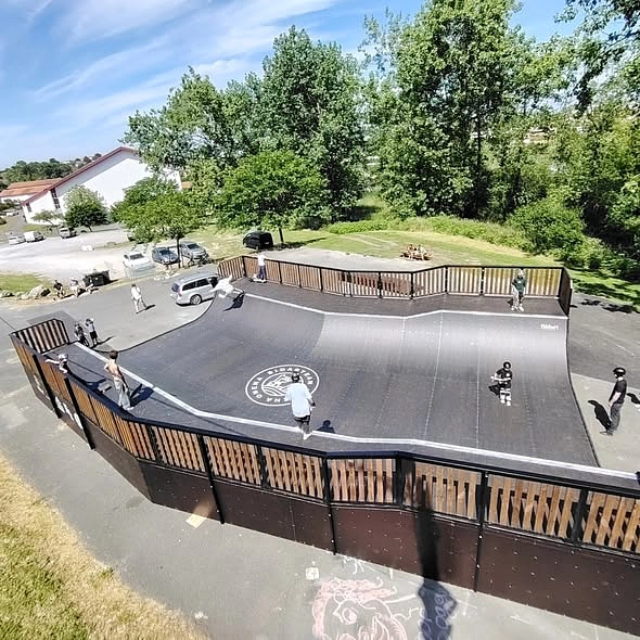 Image média: 🛹 Installer de nouveaux jeux dans le quartier de la Californie.