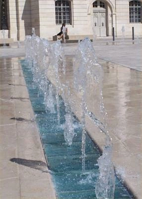 Image média: Des jets d’eau sur la place du Colonel Driant