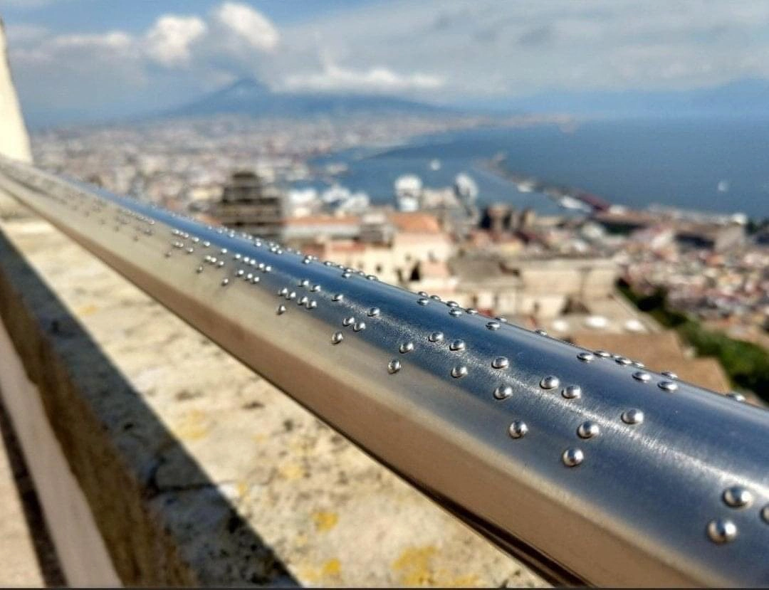 Image média: Équiper les rambardes du panorama de la Cure d'Aire de braille.