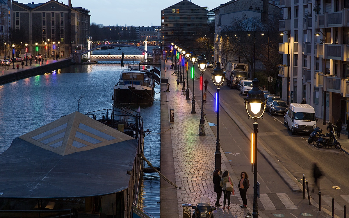 Image média: Eclairage multicolore le long du canal (bulletin papier) 