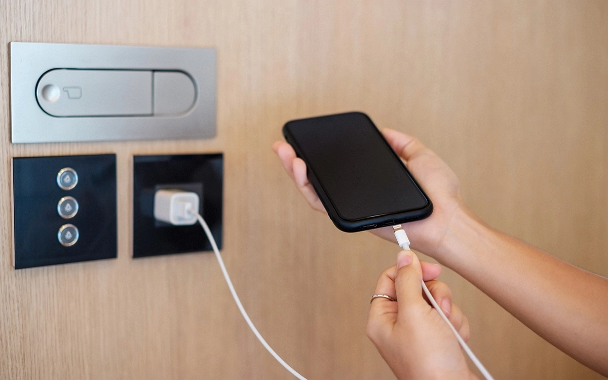 Image média: 🔋 Installation de bornes de recharge sécurisées dans les lieux de vie de la ville.