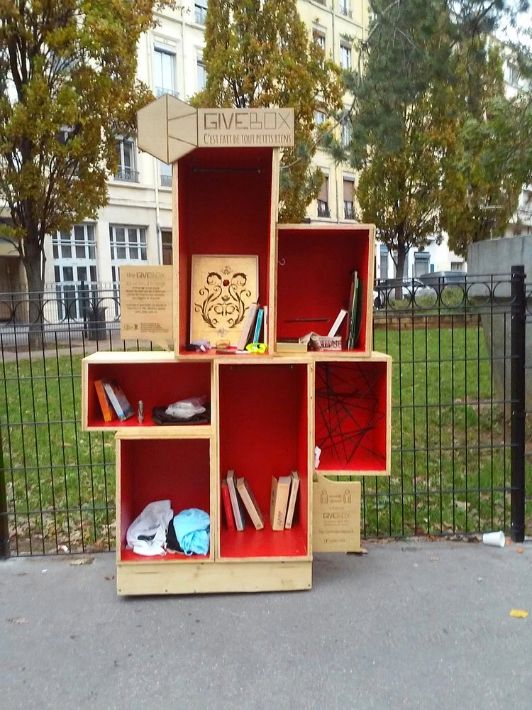 Image média: Installation d’une givebox ou boîte à dons dans le quartier des rives de Meurthe