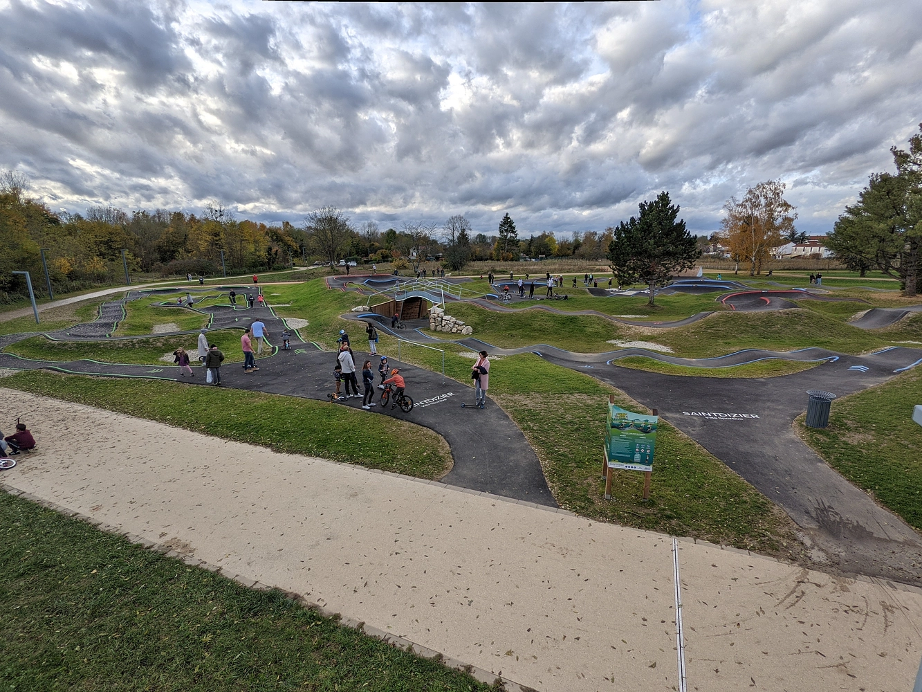 Image média: Création d'un pumptrack: zone sportive familiale