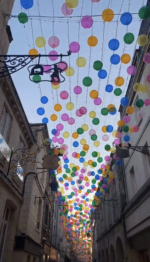 Image média: Ciels de parapluies/ ballons/ fleurs…